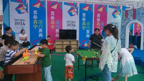 據(jù)了解,兩大青奧主題公園分別位于蘇寧商茂Expo超級(jí)店與蘇寧樂(lè)購(gòu)仕銀河超級(jí)店,分為舞臺(tái)區(qū)和游戲體驗(yàn)區(qū)兩大區(qū)域,開放時(shí)間為本月15日至17日、22日至24日。