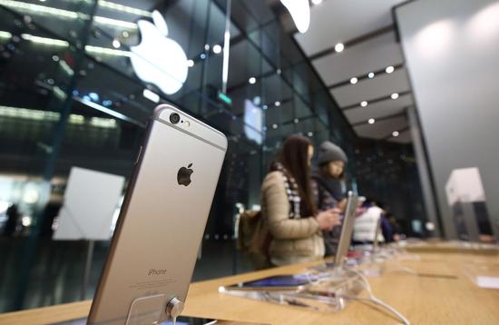 得益于大屏iPhone的旺銷,蘋果公司去年第四季度的全球智能手機(jī)出貨量與三星并列全球第一